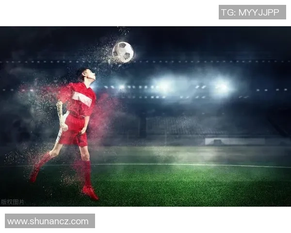 《从绿茵场到星光闪耀：一位足球天王背后的荣耀与挑战》