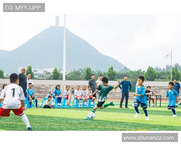 与足球巨星零距离互动共享绿茵激情时刻 与足球巨星零距离互动共享绿茵激情时刻