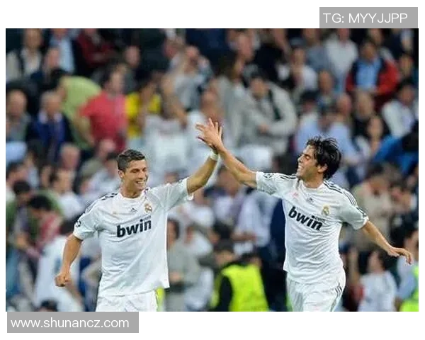 地中海地区足球球星风采：从梅西到C罗的传奇之路