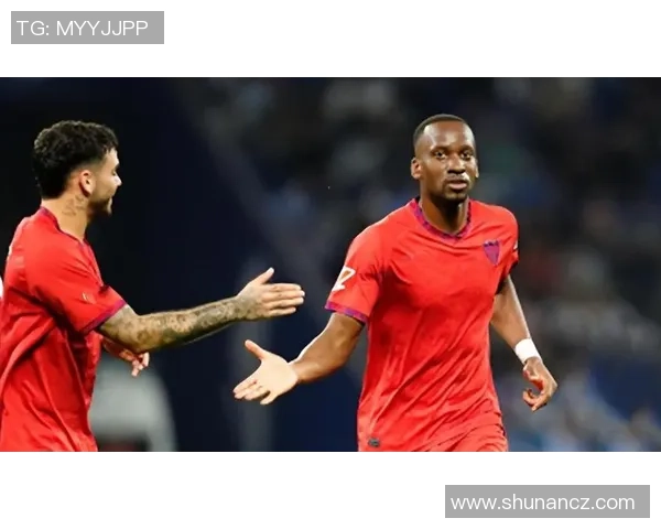 大肚足球球星赛场风采引热议体能状态成球迷关注焦点