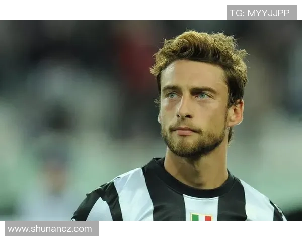 当红足球球星化身居家好男人认真做家务展现生活另一面