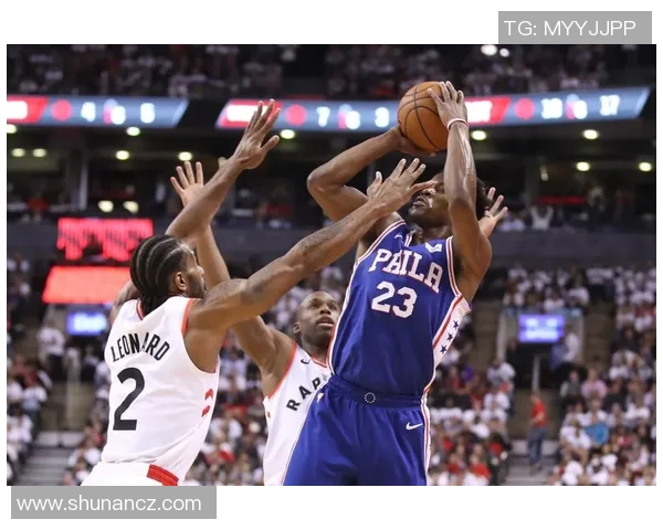 绿茵巨星亲临现场为球迷签名互动点燃全场热情