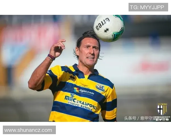 街头足球传奇:从普通球员到街头表演明星的奋斗之路 街头足球传奇:从普通球员到街头表演明星的奋斗之路